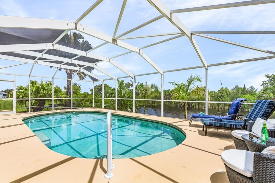 Unforgettable Moment Awaits - Shadroe Canal Villa - Roelens House in Cape Coral