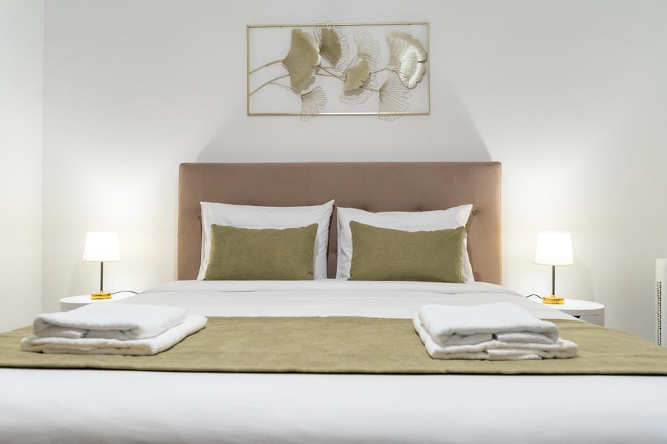 Bed, Photo of the whole room, Bedroom, towels