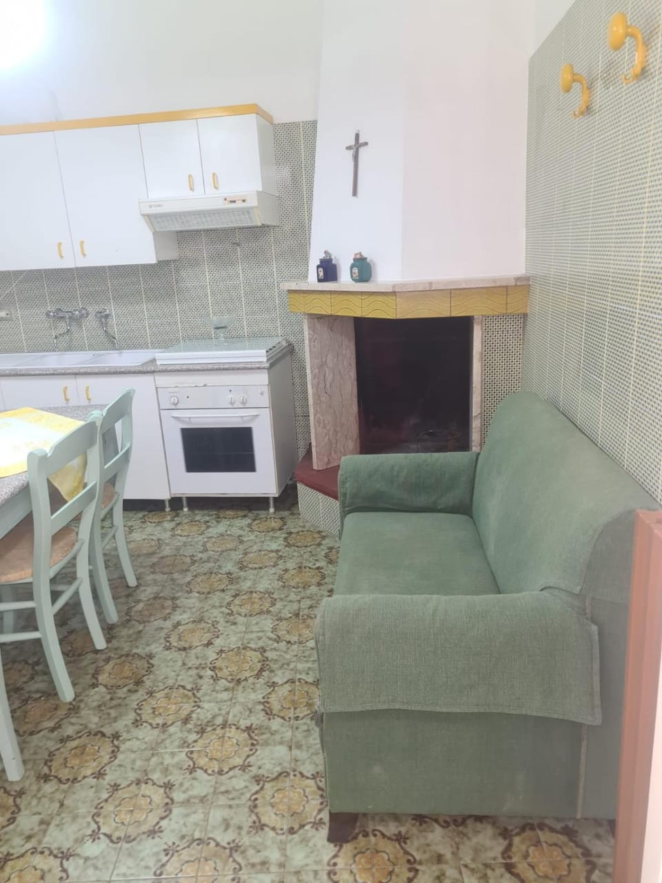Kitchen or kitchenette, Dining area, oven, stove