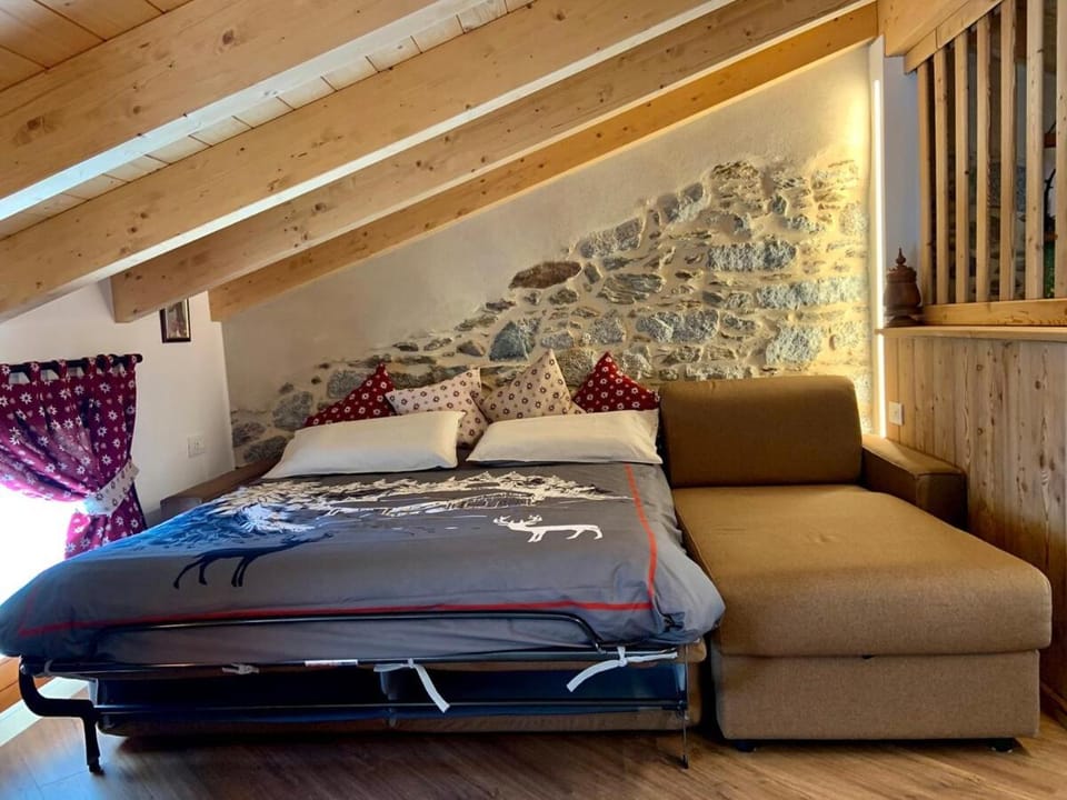 Mansarda La Gata Mora Apartment in Province of Brescia