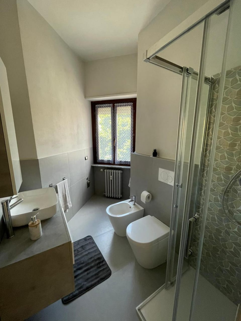 Shower, Toilet, Bathroom, bidet, towels