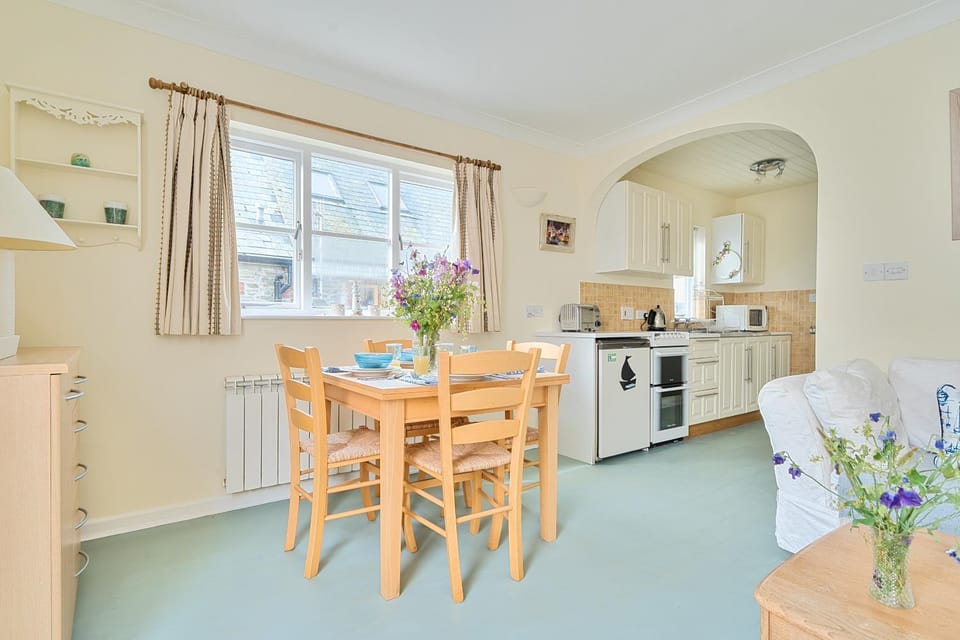 Coffee/tea facilities, Kitchen or kitchenette, Seating area, Dining area, heating, microwave, oven, pet friendly, storage, stove, toaster