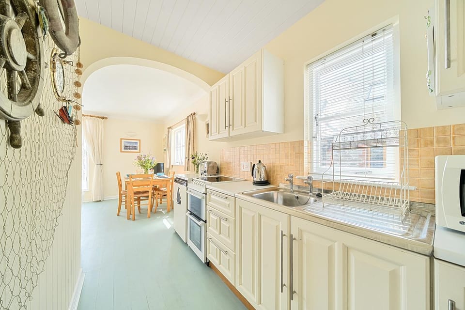 Kitchen or kitchenette, Dining area, oven, pet friendly, stove, toaster