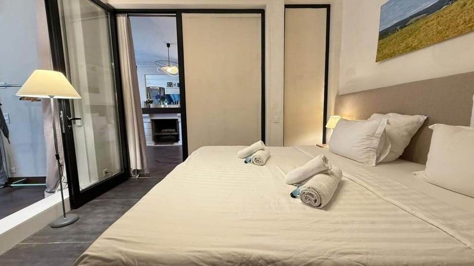 Bed, Photo of the whole room, Bedroom, towels