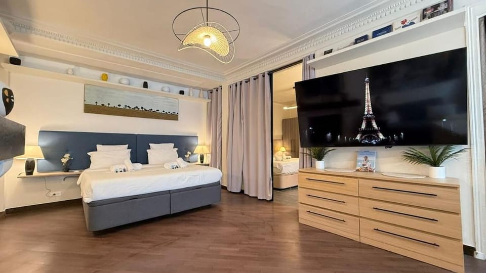 Bed, TV and multimedia, Photo of the whole room, Bedroom