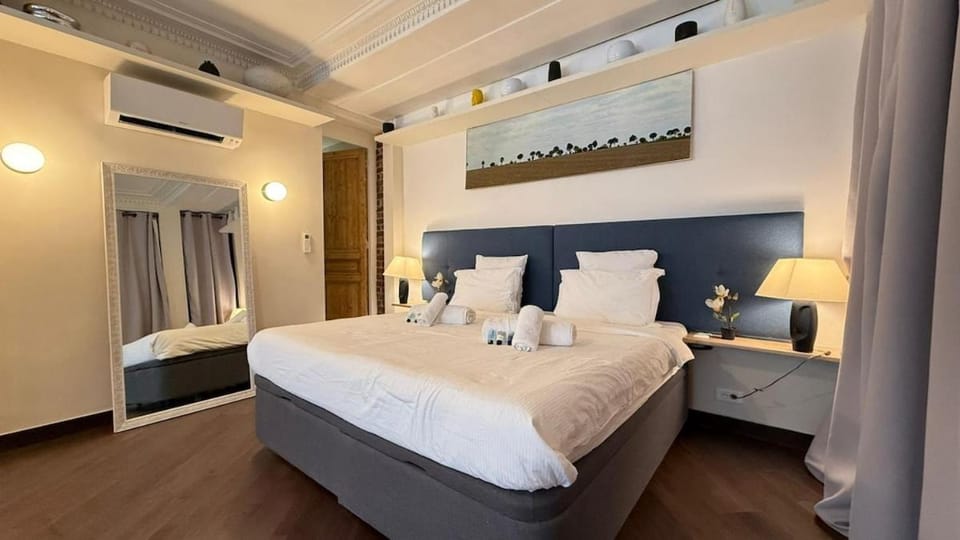 Bed, Photo of the whole room, Bedroom, air conditioner
