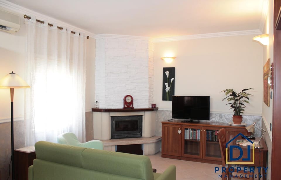 Communal lounge/ TV room, Living room, Seating area, Evening entertainment