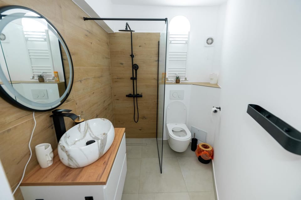 Shower, Toilet, Bathroom, towels