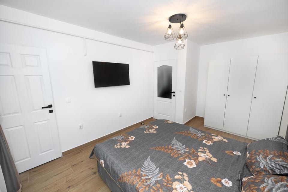 Bed, TV and multimedia, Photo of the whole room, Evening entertainment, Bedroom, wardrobe