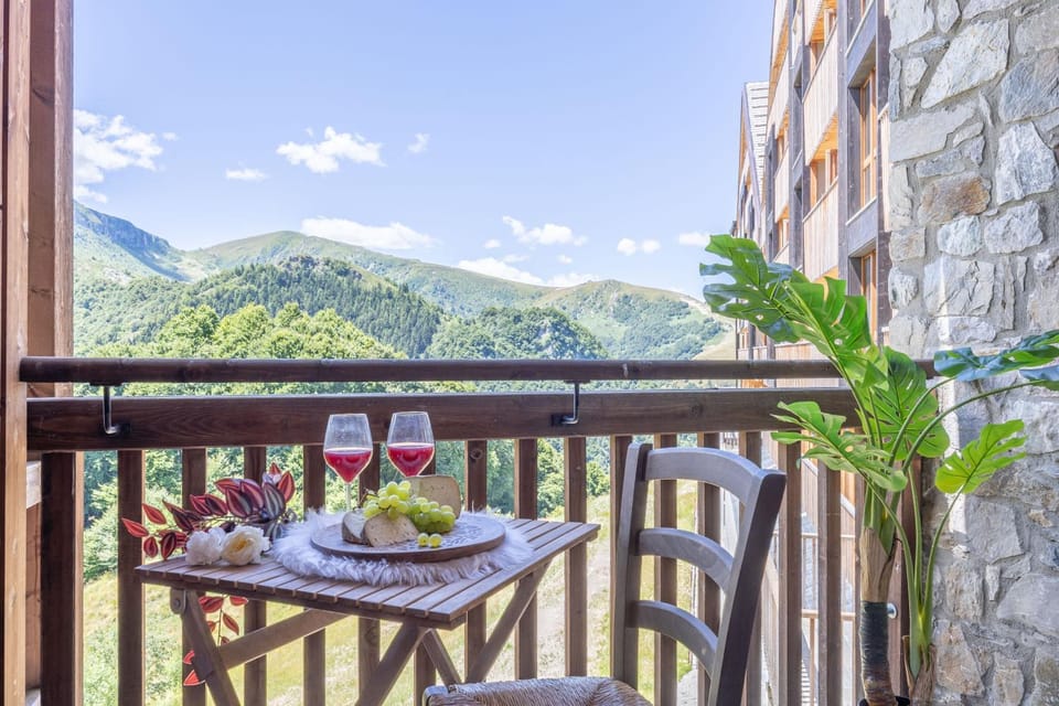 Patio, Spring, Day, Natural landscape, View (from property/room), Balcony/Terrace, Food and drinks, Dining area, Food, Mountain view, Drinks, Alcoholic drinks