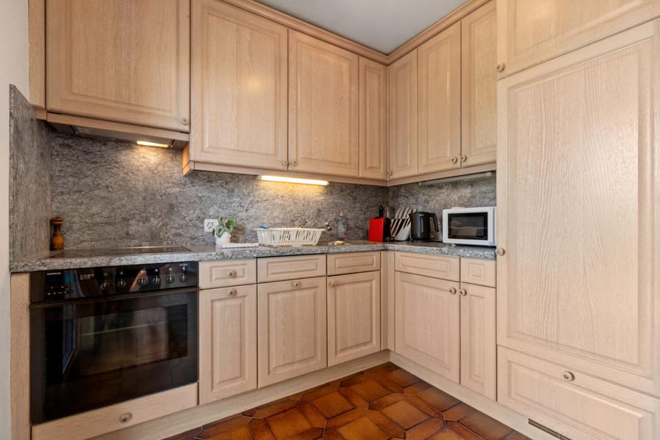 Coffee/tea facilities, Kitchen or kitchenette, dishwasher, microwave, oven, stove
