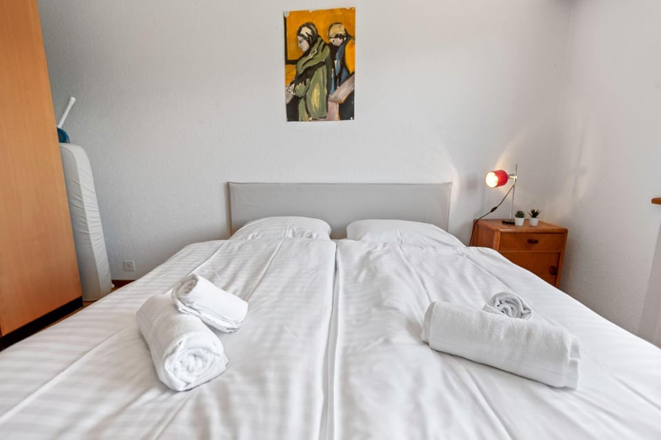 Bed, Photo of the whole room, Bedroom, towels