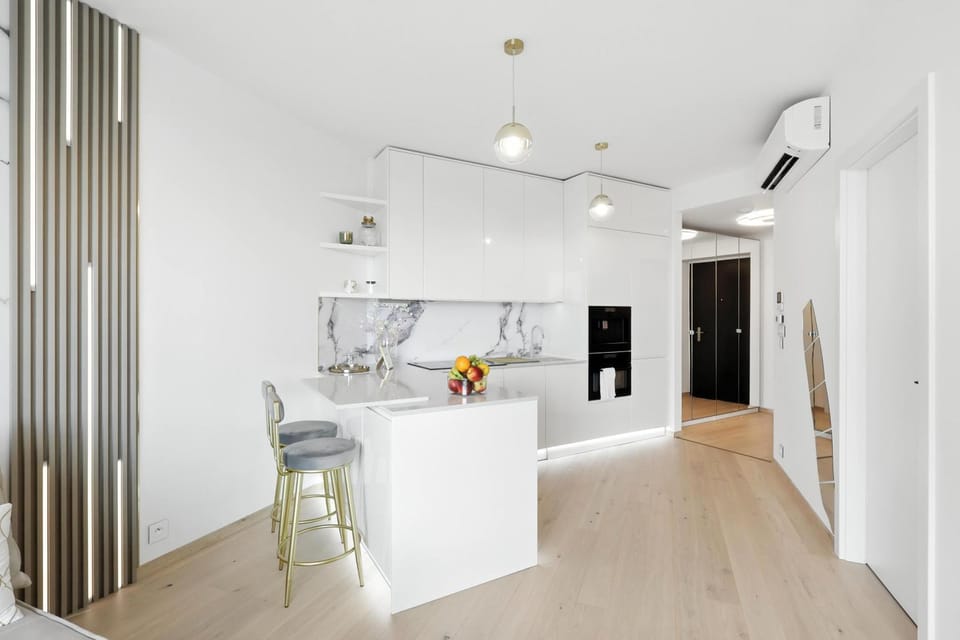 Coffee/tea facilities, dishwasher, microwave, oven, kitchen, air conditioner