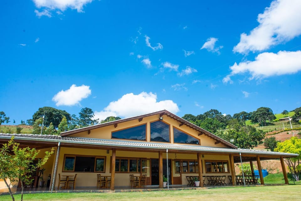 Restaurant/places to eat, Garden, Mountain view, Lunch, Alcoholic drinks