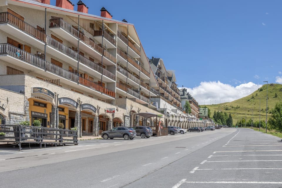 Neighbourhood, Natural landscape, City view, Mountain view, Street view, Location