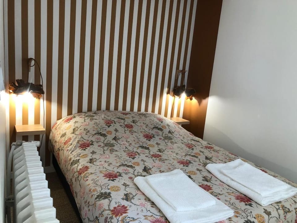 Appartement calme plein centre proche gare Apartment in Laval