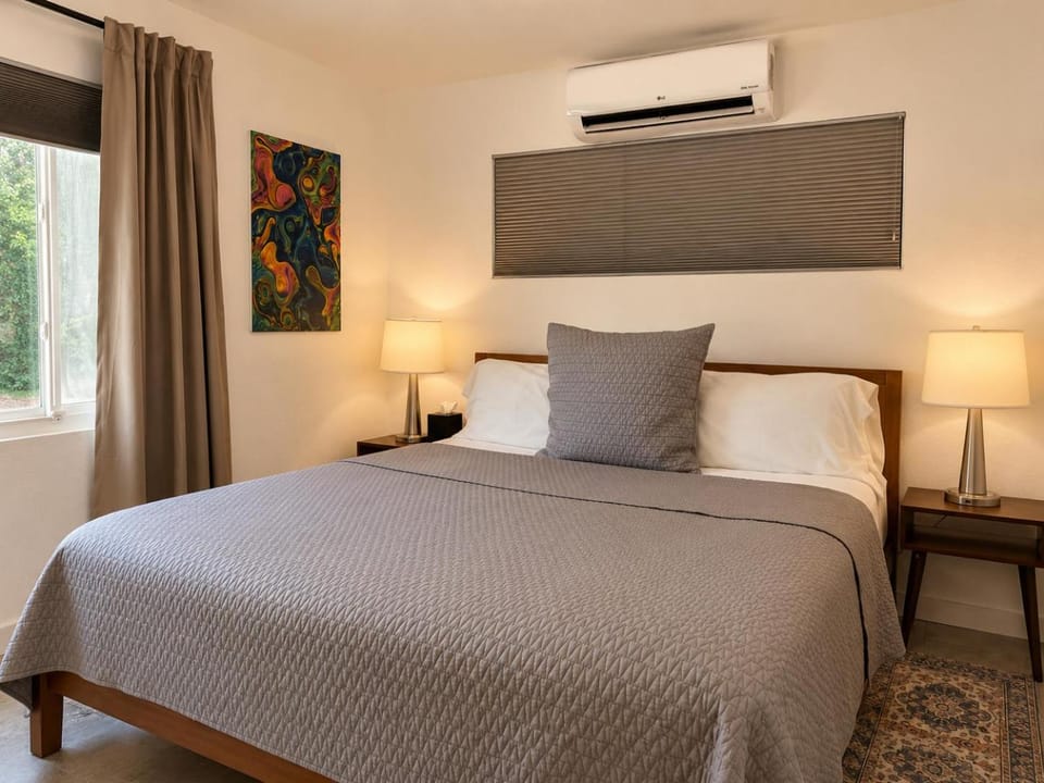 CV Crash Pad Travel Worker Rates, 1mi to JFK! House in La Quinta