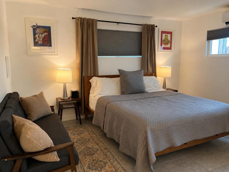 CV Crash Pad Travel Worker Rates, 1mi to JFK! House in La Quinta