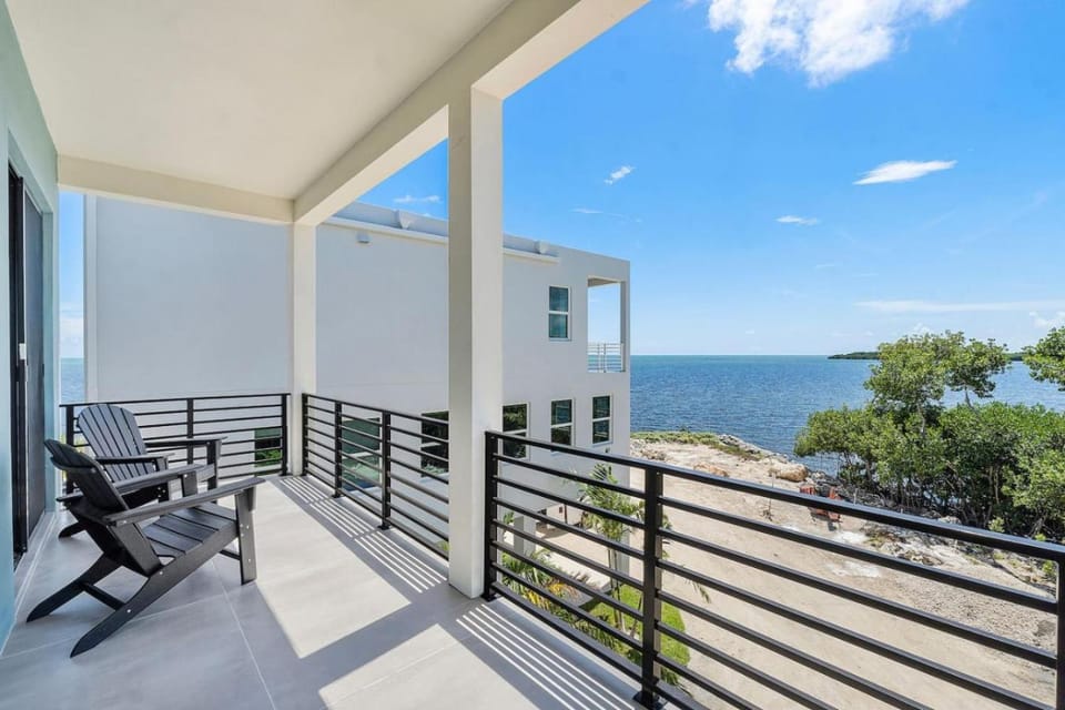 Stylish Oceanview Getaway w Pool Hot Tub House in Key Largo