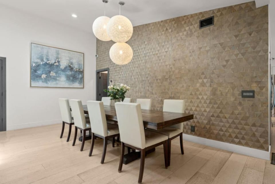 The Royer Retreat With Pool and Hot tub House in Woodland Hills