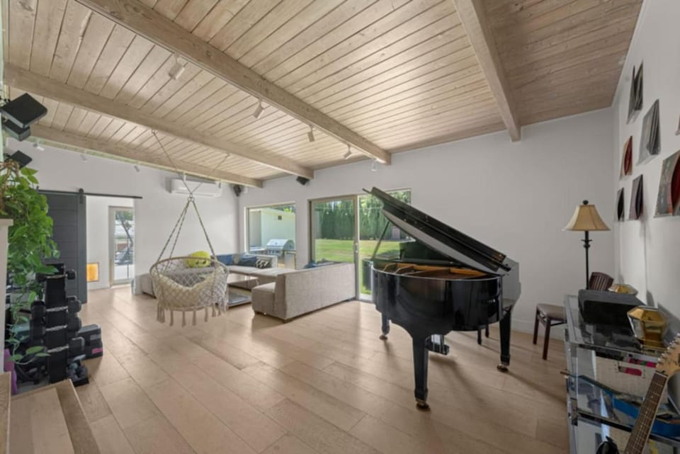 The Royer Retreat With Pool and Hot tub House in Woodland Hills