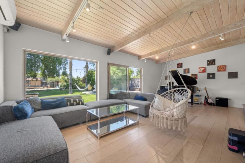 The Royer Retreat With Pool and Hot tub House in Woodland Hills