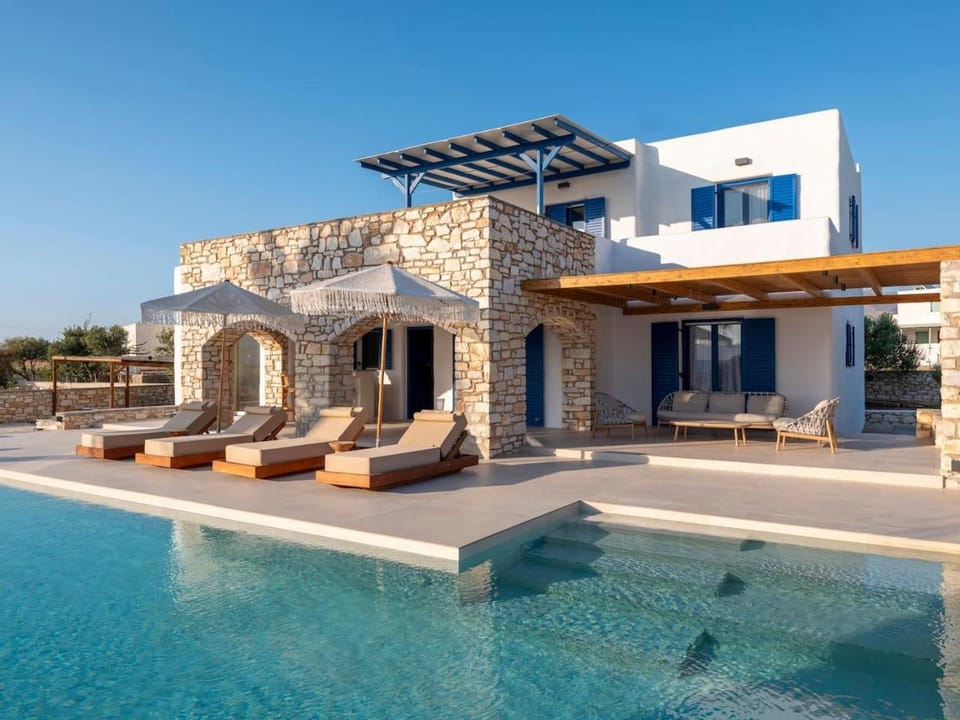 Property building, Day, Swimming pool, sunbed
