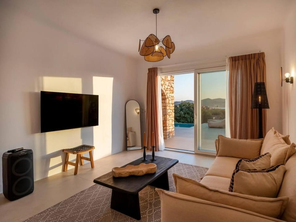 Communal lounge/ TV room, TV and multimedia, Living room, Seating area