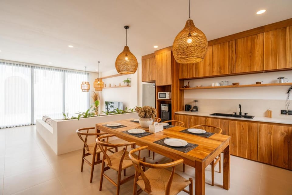 Kitchen or kitchenette, Dining area
