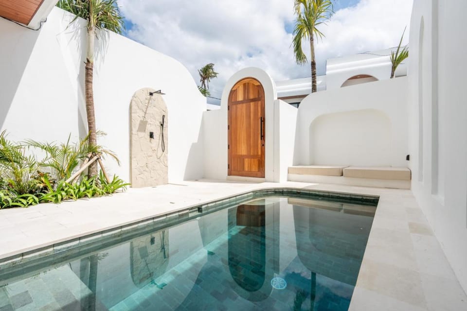 Swimming pool, sunbed