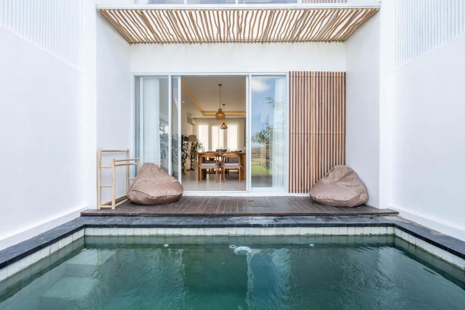 Swimming pool, sunbed