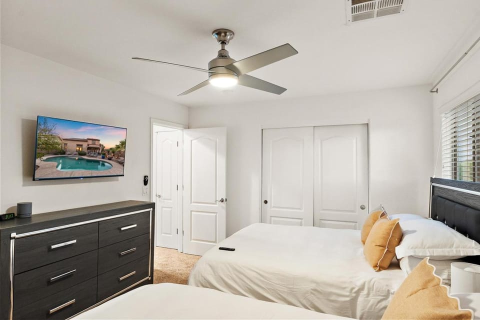 Mountain View Retreat Pool, Firepit Pool table Fun Villa in Casa Grande