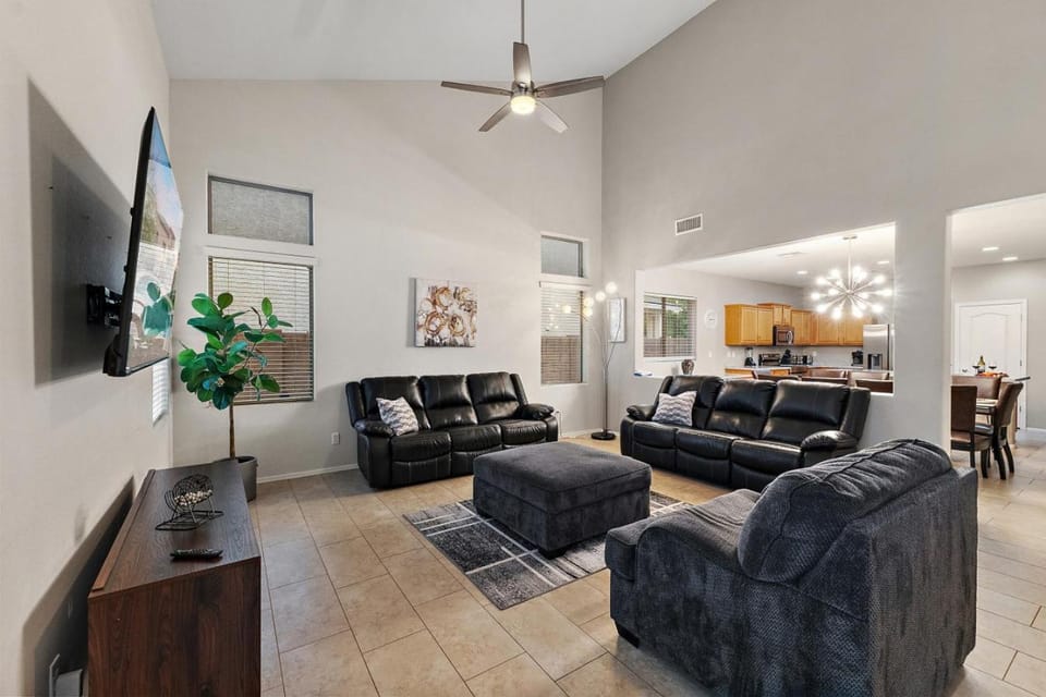 Mountain View Retreat Pool, Firepit Pool table Fun Villa in Casa Grande