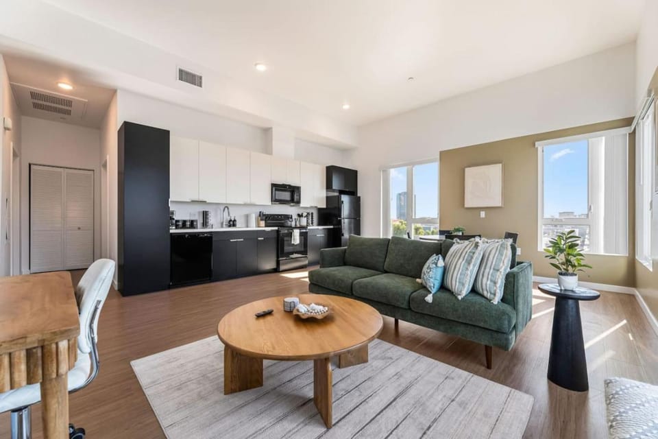 Arts District Stay, Walk to Little Tokyo with Parking Apartment in Los Angeles