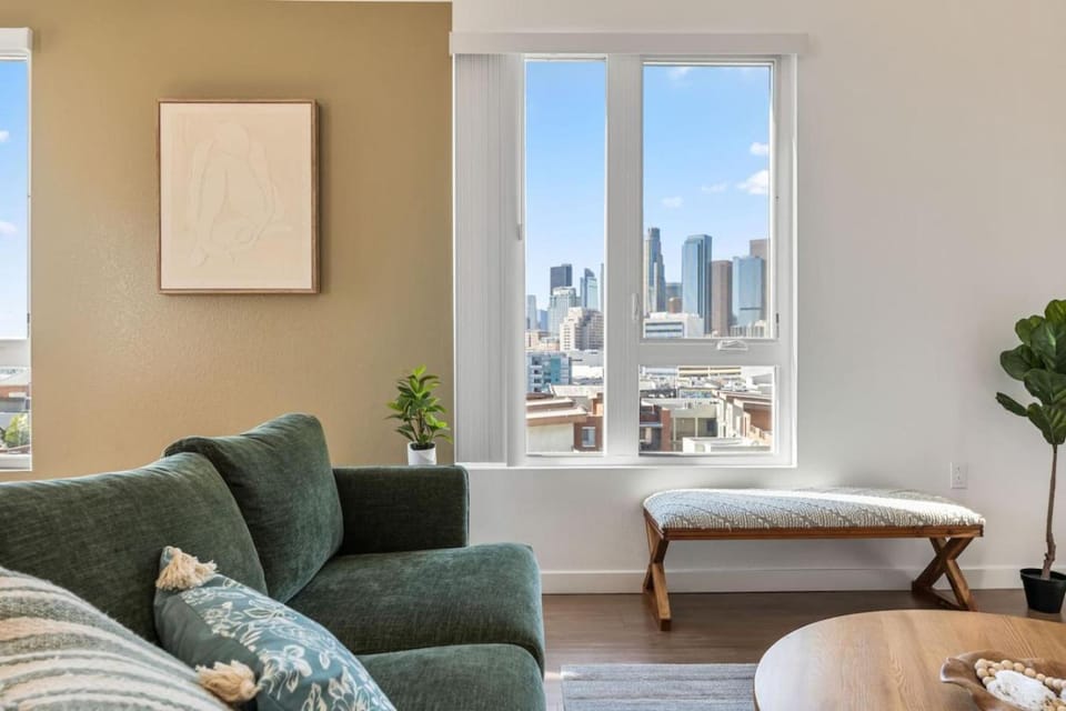 Arts District Stay, Walk to Little Tokyo with Parking Apartment in Los Angeles