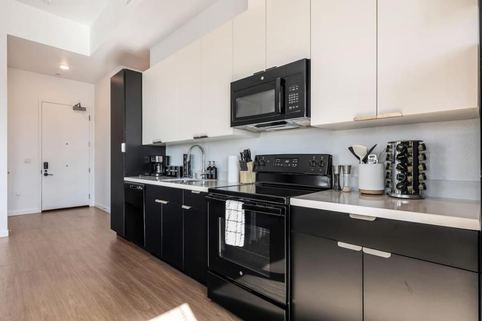 Arts District Stay, Walk to Little Tokyo with Parking Apartment in Los Angeles