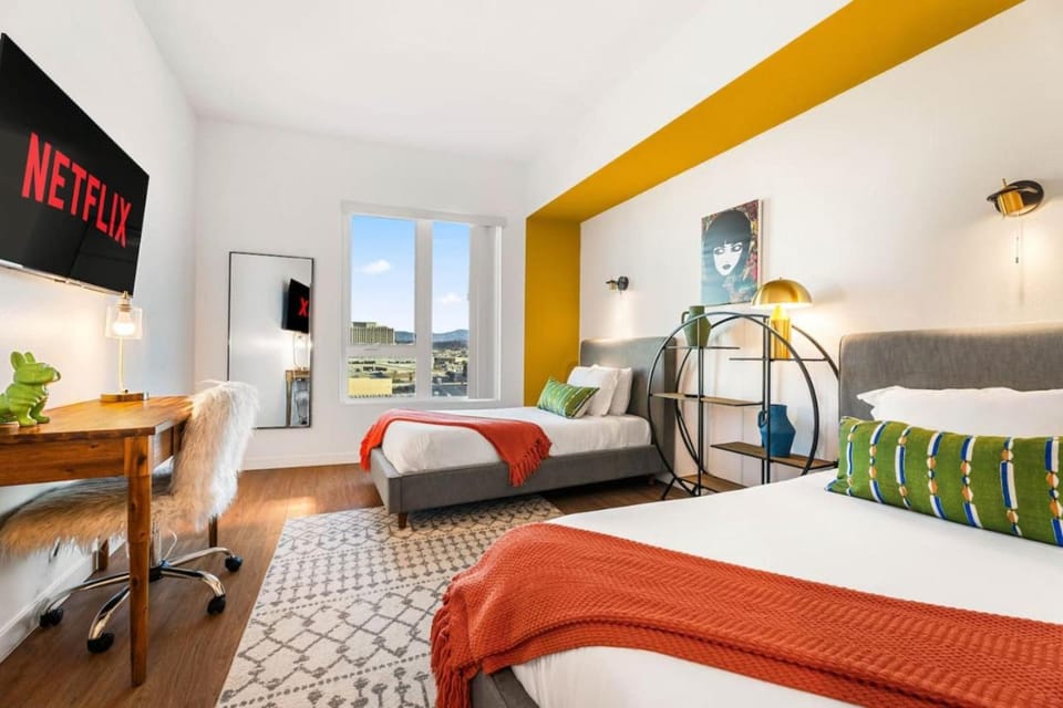 2BD 2BA Stylish Arts District Retreat, Walk to Little Tokyo Apartment in Los Angeles