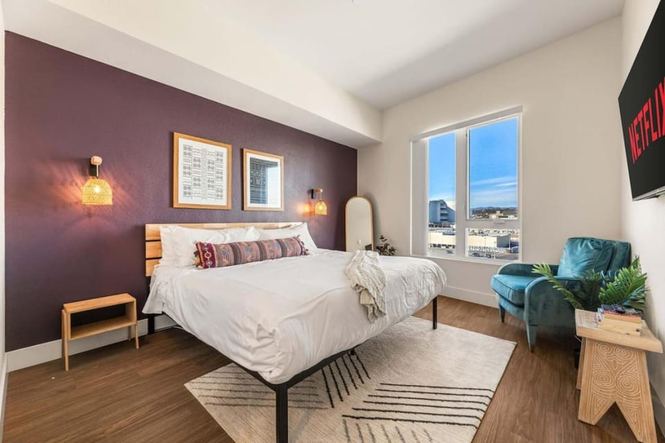Stylish 2BD Haven with Scenic DTLA Views and Parking Apartment in Los Angeles