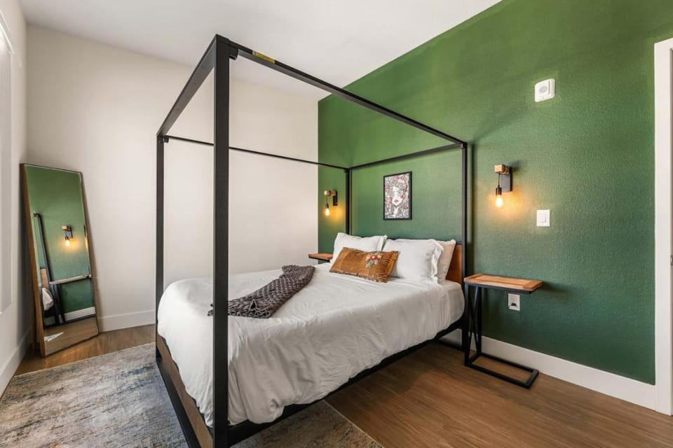 Stylish 2BD Haven with Scenic DTLA Views and Parking Apartment in Los Angeles