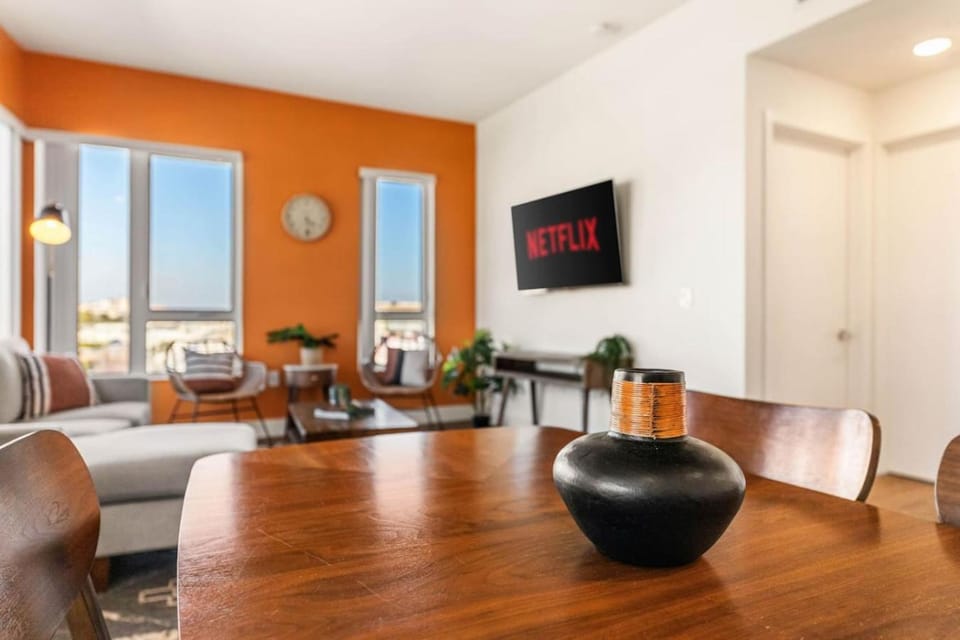 Stylish 2BD Haven with Scenic DTLA Views and Parking Apartment in Los Angeles