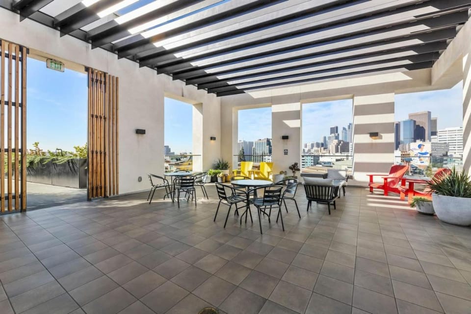 Chic Studio with Stunning DTLA Views, Walk to Metro Apartment in Los Angeles