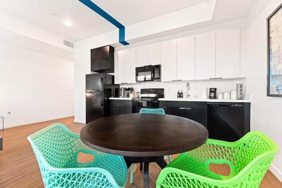 Chic Studio with Stunning DTLA Views, Walk to Metro Apartment in Los Angeles