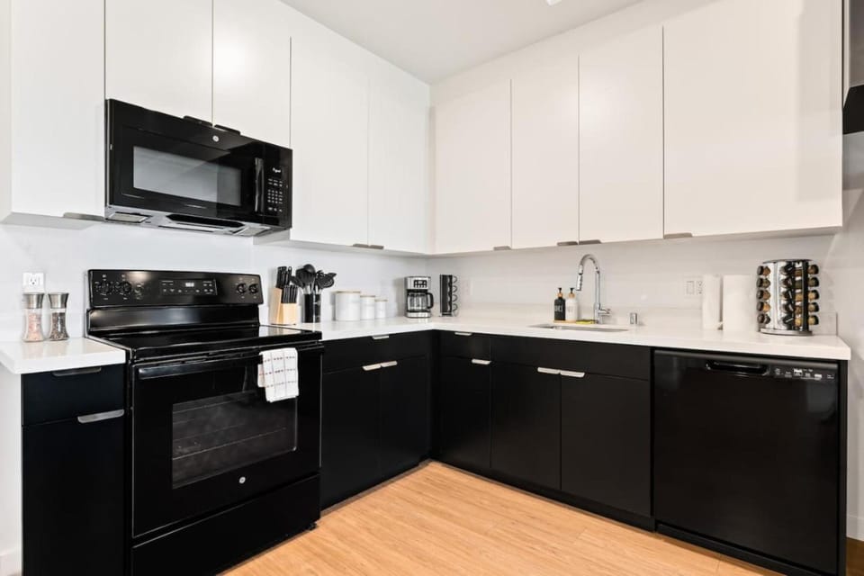 Spacious 1-Bedroom Gem with Downtown LA Views Apartment in Los Angeles