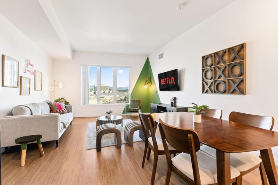 Spacious 1-Bedroom Gem with Downtown LA Views Apartment in Los Angeles