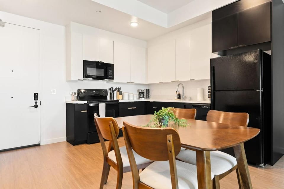 Designer Stay in Arts District, Walk to Little Tokyo Apartment in Los Angeles