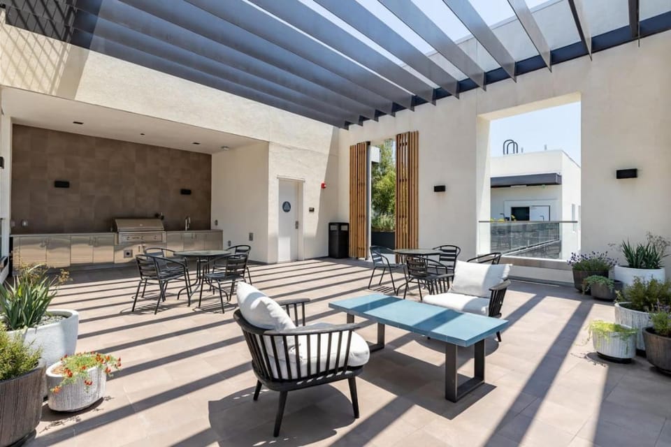 Chic and Cozy Home, Walk to Little Tokyo with Parking Apartment in Los Angeles