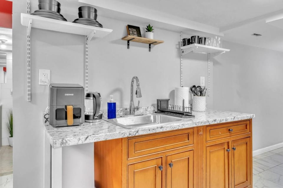 Cozy Private Apartment Near NYC Light Rail Apartment in Bayonne