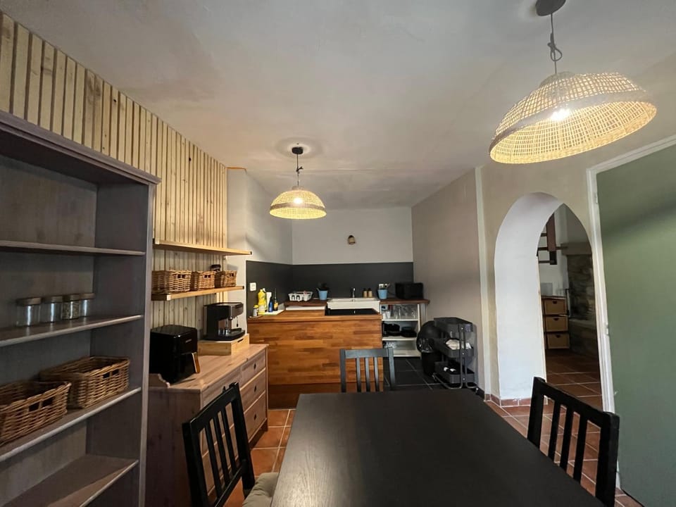 Kitchen or kitchenette, Dining area, oven, stove
