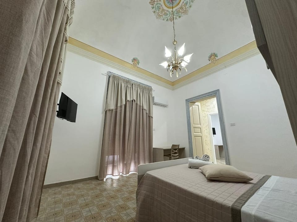 Bed, TV and multimedia, Photo of the whole room, Bedroom