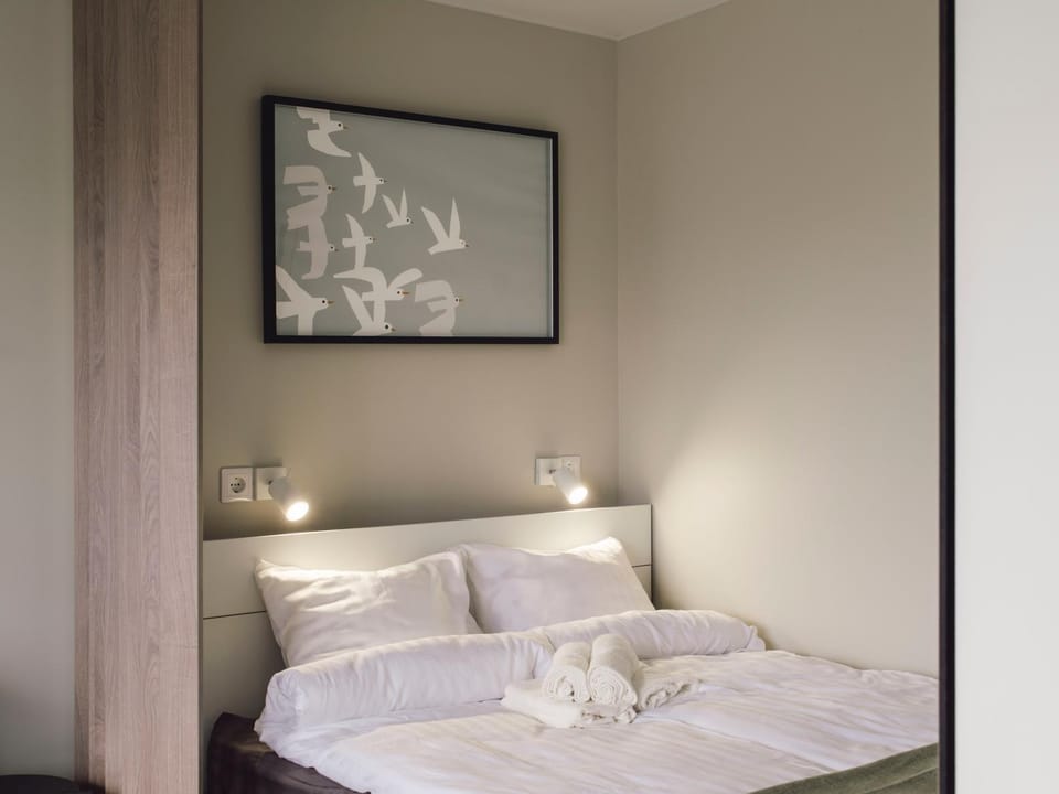 Bed, towels